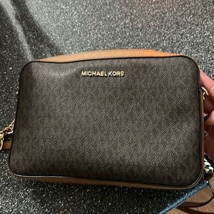 Michael kors crossbody